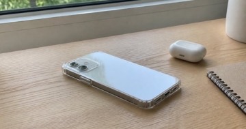 Smartphone in transparenter Hülle auf dem Tisch