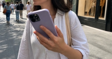 Smartphone in bunter Silikonhülle in der Hand