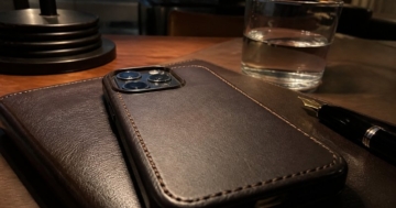 Smartphone in Lederhülle auf einem Notizbuch