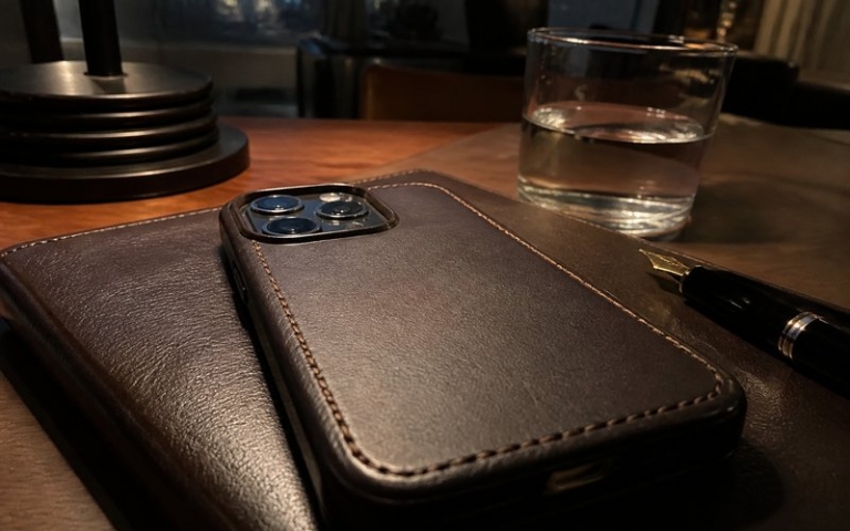 Smartphone in Lederhülle auf einem Notizbuch