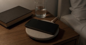 Smartphone lädt auf einer Induktionsladeschale