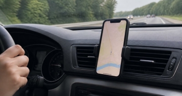 Handyhalterung mit Smartphone am Autolüfter