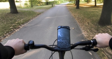 Smartphone in der Halterung am Fahrradlenker