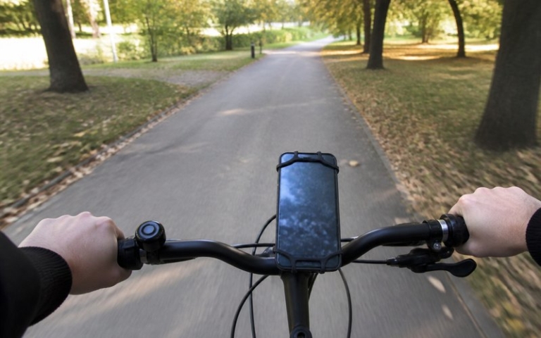 Smartphone in der Halterung am Fahrradlenker