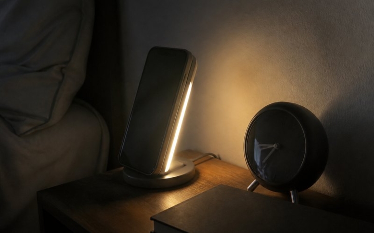 Ladestation mit Nachtlicht auf dem Nachttisch