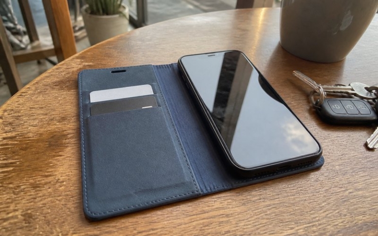 Klapphülle mit Kartenfach auf dem Tisch