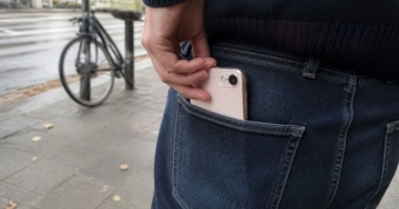 Kleines Smartphone in dünner Hülle in der Hosentasche