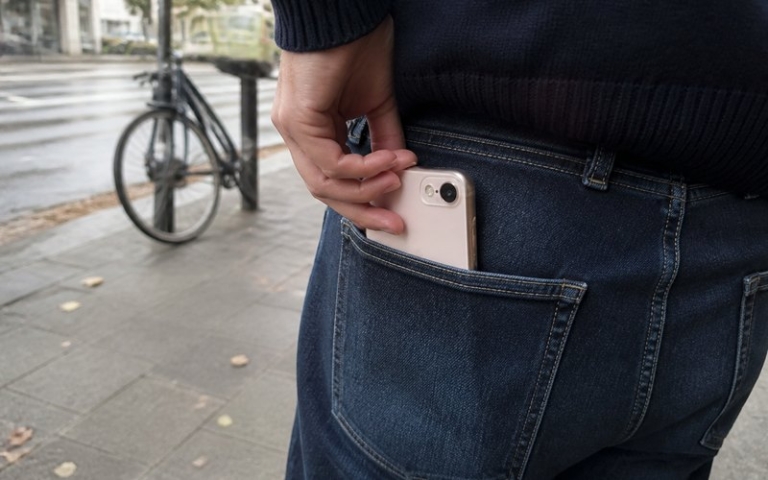 Kleines Smartphone in dünner Hülle in der Hosentasche